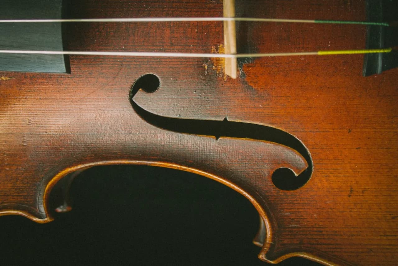 Część skrzypiec nad którą umieszczone są struny - klucz do gry na instrumencie
