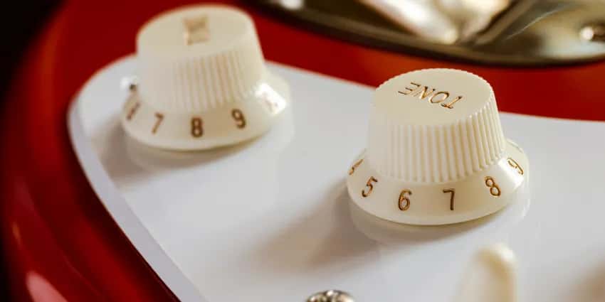 Co kupić do gitary elektrycznej, aby uniknąć błędów początkujących?